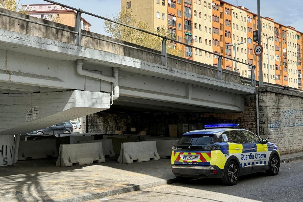 Una patrulla de la Guardia Urbana de Badalona vigila la zona en que se asentaban decenas de personas