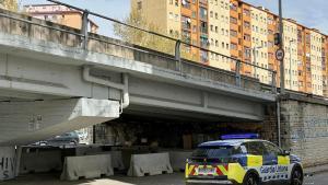 Una patrulla de la Guardia Urbana de Badalona vigila la zona en que se asentaban decenas de personas