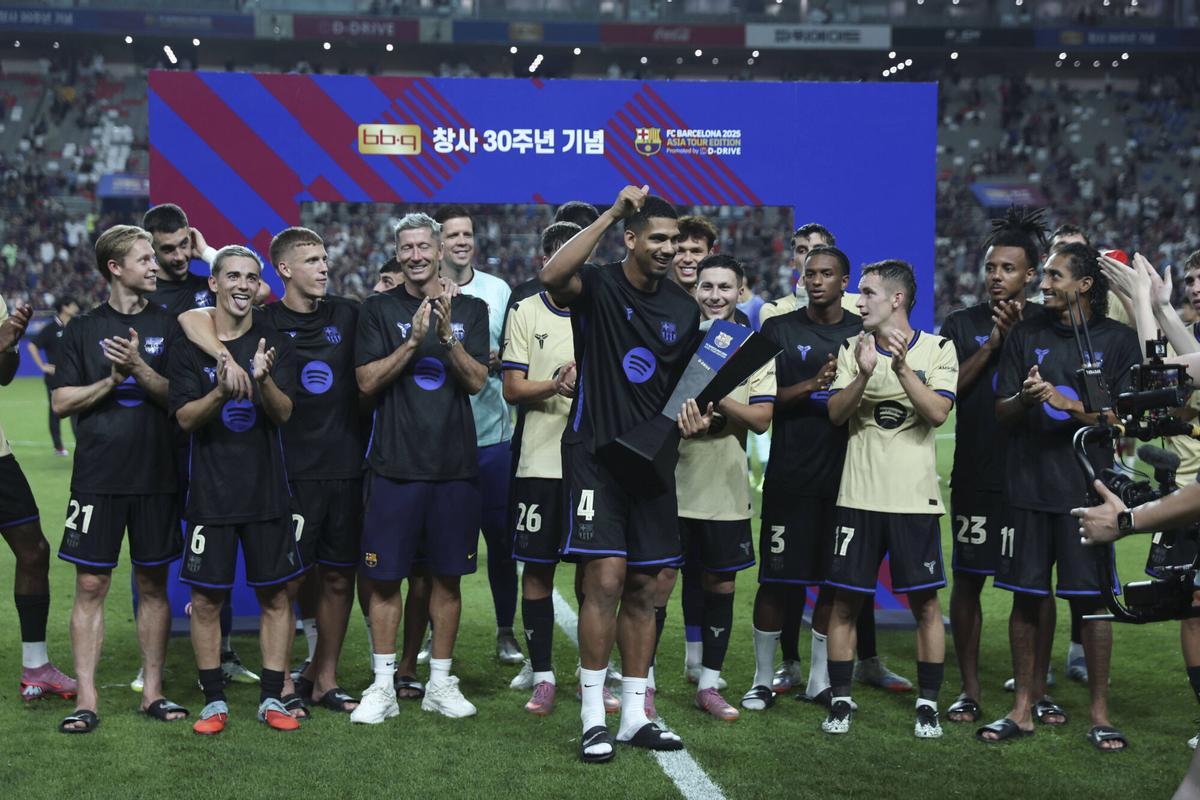 Ronald Araujo muestra el trofeo ganado con la victoria sobre el FC Seúl en el segundo amistoso de la gira.