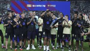 Ronald Araujo muestra el trofeo ganado con la victoria sobre el FC Seúl en el segundo amistoso de la gira.