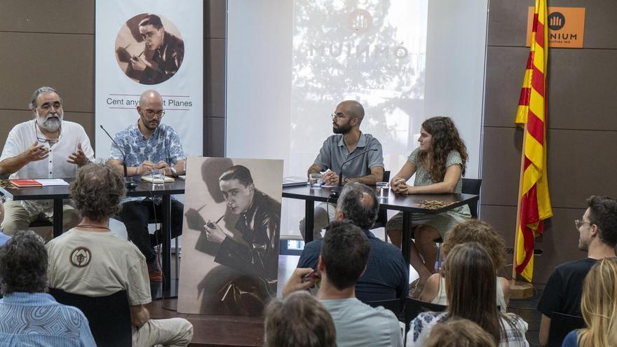 D'esquerra a dreta: Eduard Font, Pep Corral, Aleix Solernou i Anna Hernández amb una de les fotos més emblemàtiques de Josep Maria Planes