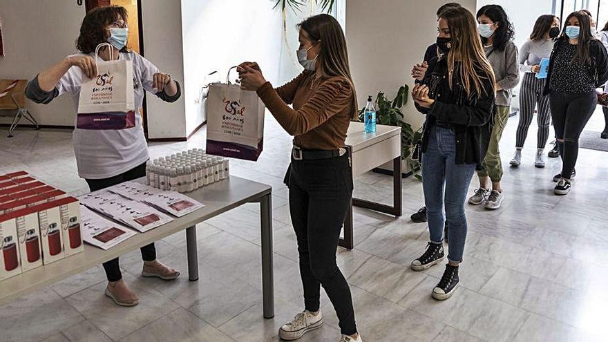 Estudiantes de la USAL, durante la feria de bienvenida. | Nico Rodríguez