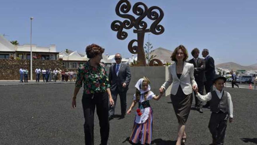 Inés Rojas (i) y  Pilar del Río junto a la escultura en honor a Saramago. | a. perdomo