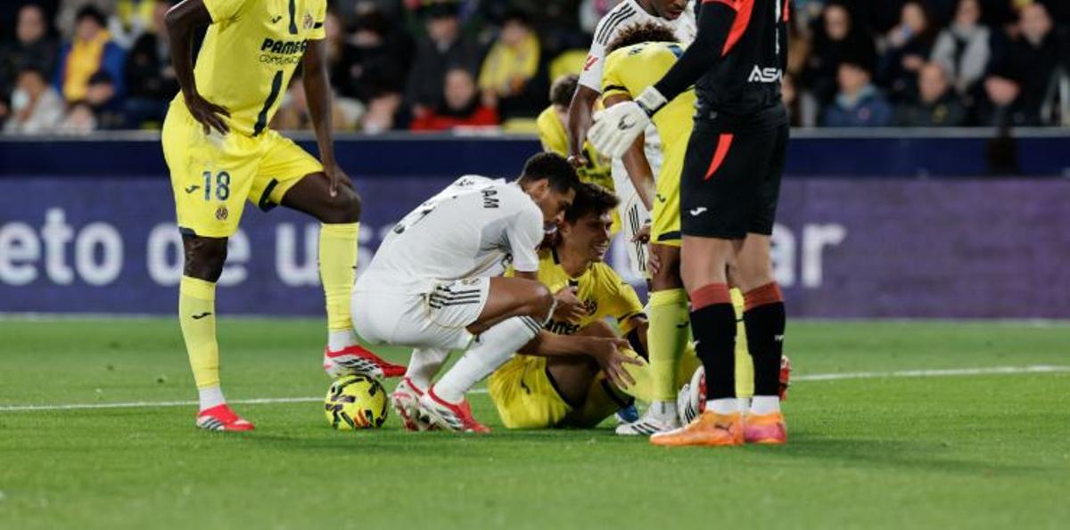 Juan Foyth, tendido sobre el césped de La Cerámica tras caer lesionado