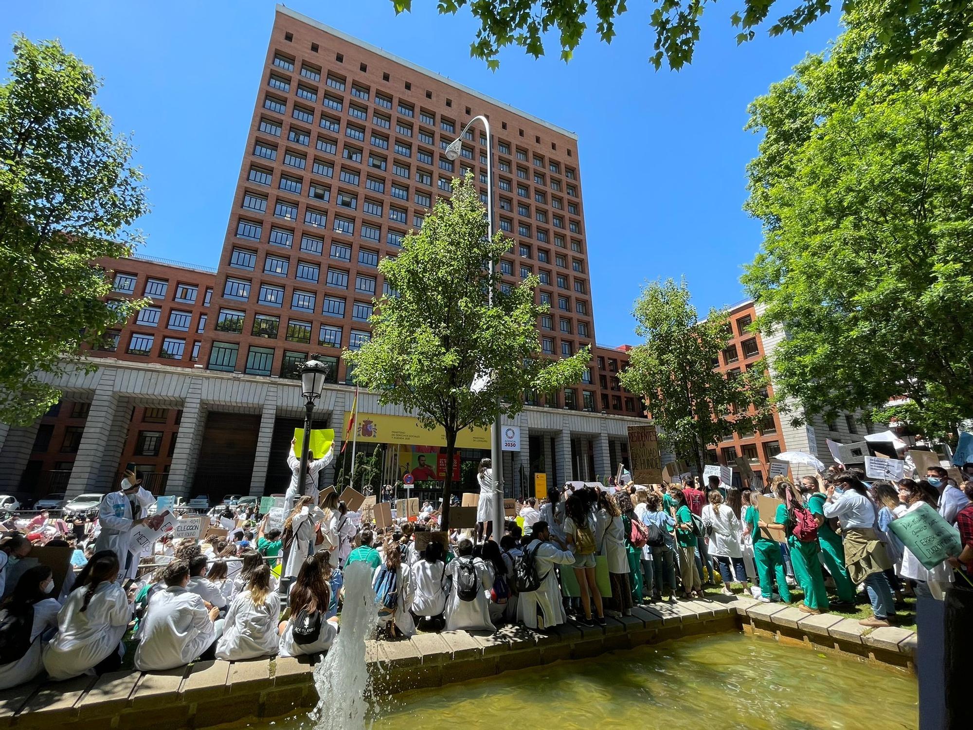 Médicos malagueños MIR protestan en Madrid por el cambio de criterio de Sanidad