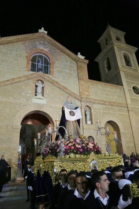 Algunas de las imágenes decanas de la Semana Santa se acercaron al mar y los paseos en Martes Santo