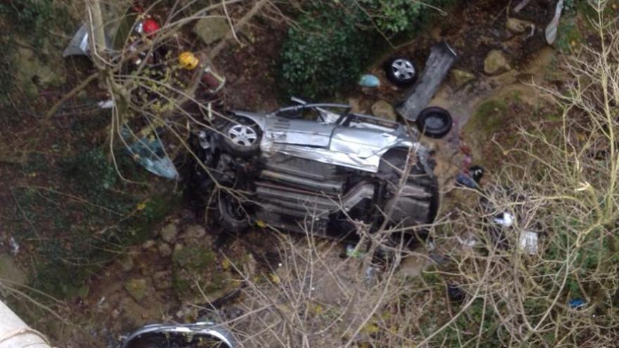 Un ferit greu en estimbar-se amb el cotxe per un barranc de deu metres a Berga