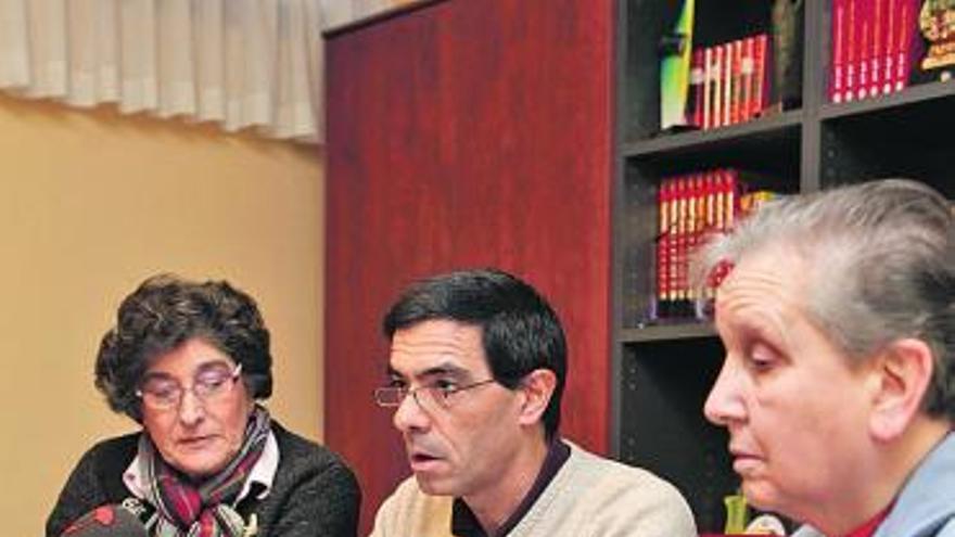 Dolores López, secretaria del Albergue; Álvaro Díaz, presidente, y Angelita Diez, directora.