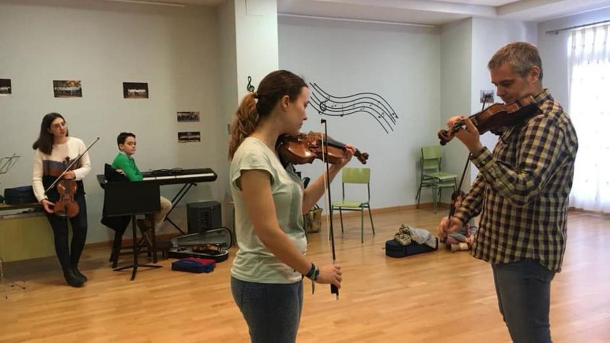 Una classe de violí a l’Escola Municipal de Música | EMM