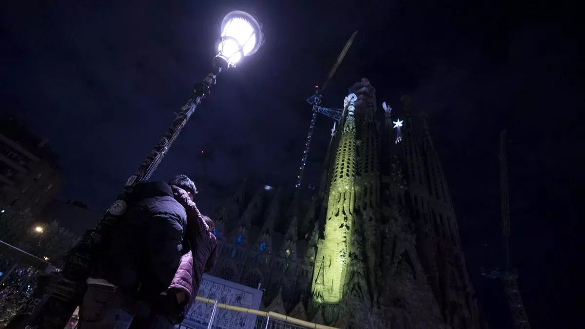 La torre de Bernabé de la Sagrada Família, la única construida por Gaudí, se ilumina por su centenario