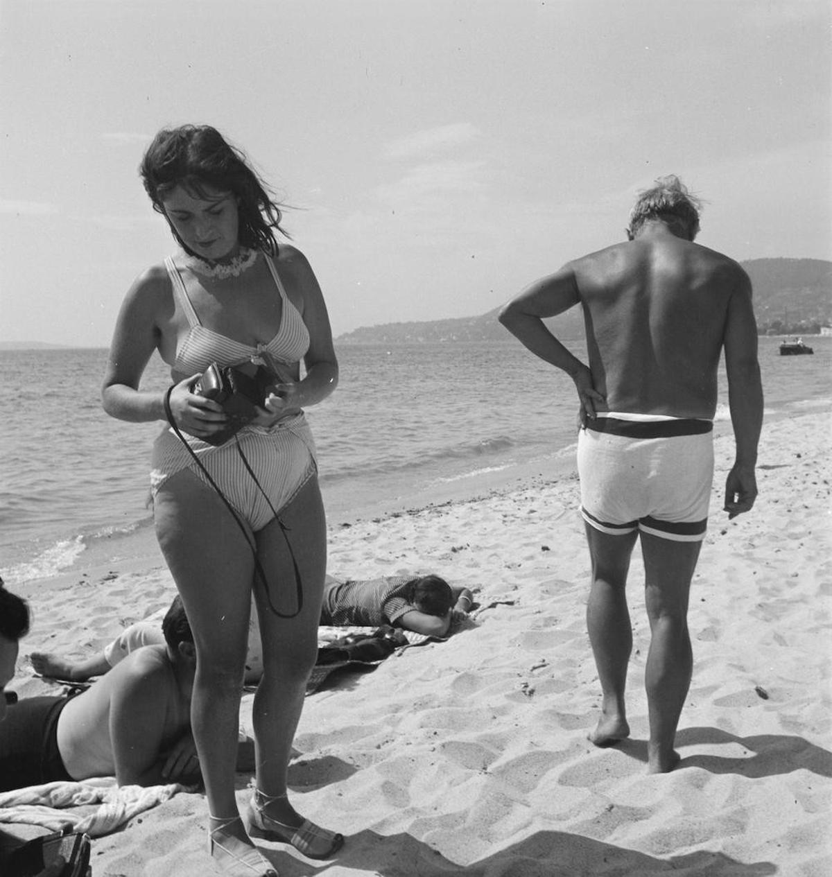 La fotógrafa Dora Maar y Pablo Picasso (de espaldas), en la playa en 1937.