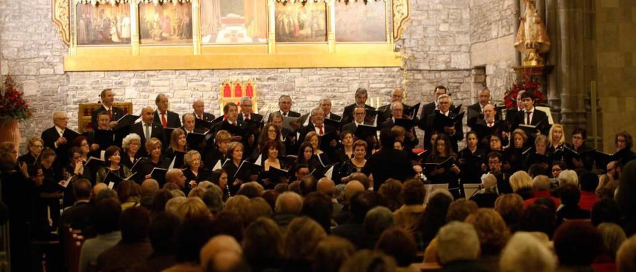 Los integrantes del Orfeón Gijonés y el Coro Mixto Reconquista, en una actuación conjunta.