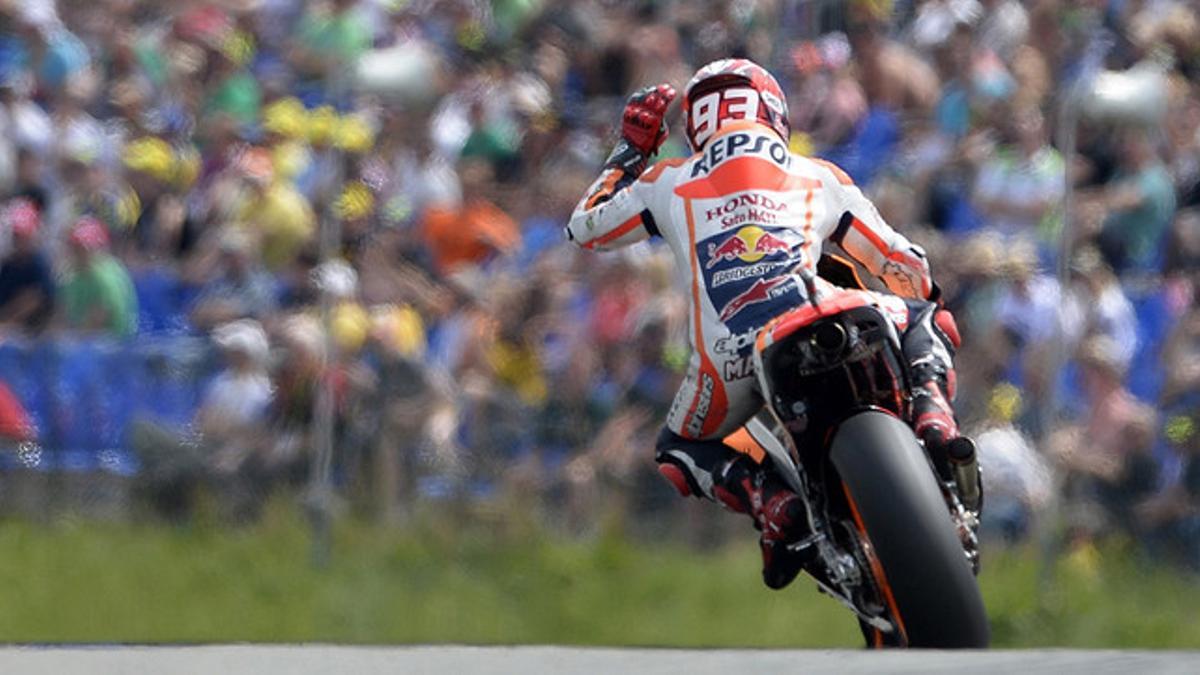 Marc Márquez saluda al público de Sachsenring tras conseguir la 'pole position' del GP de Alemania