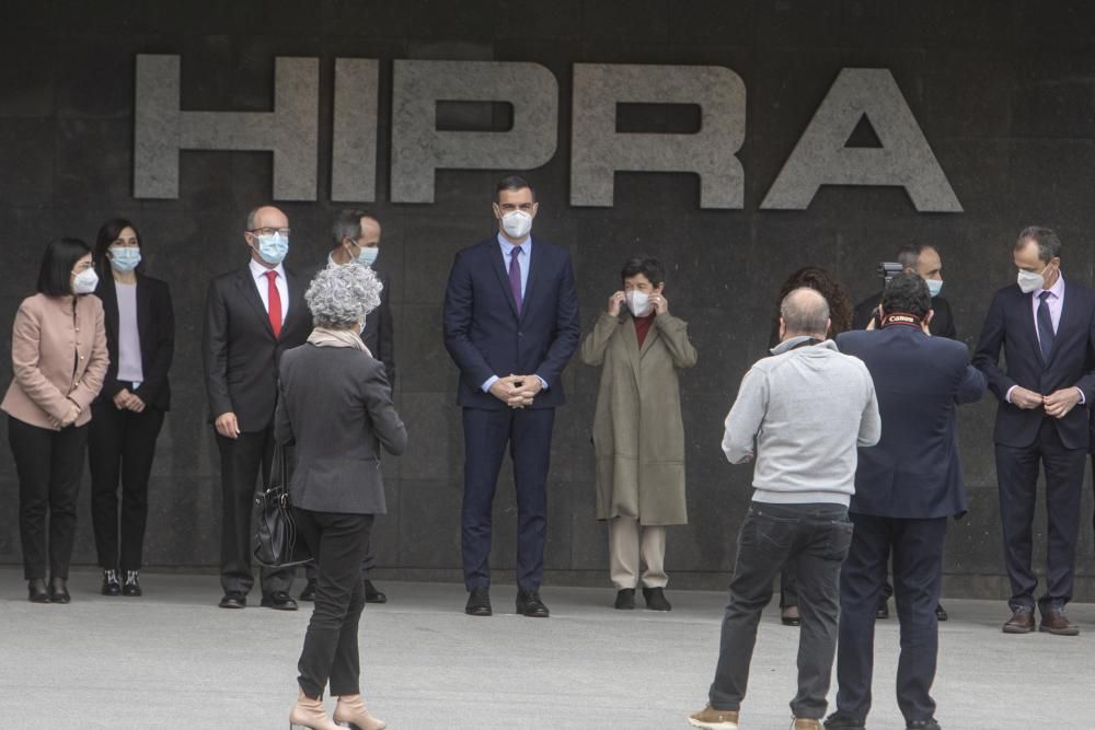 Pedro Sánchez visita la farmacèutica Hipra a Amer