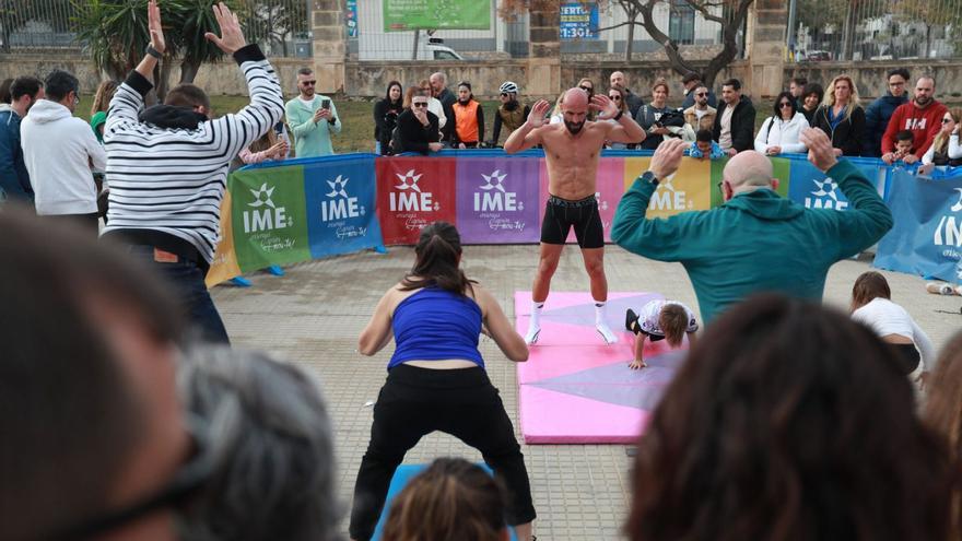 Zu den finalen 365 Burpees lud Felix Soria (hier oberkörperfrei im Zentrum) Freunde und Familie ein, ihm beizustehen.  | FOTO: MOYÀ