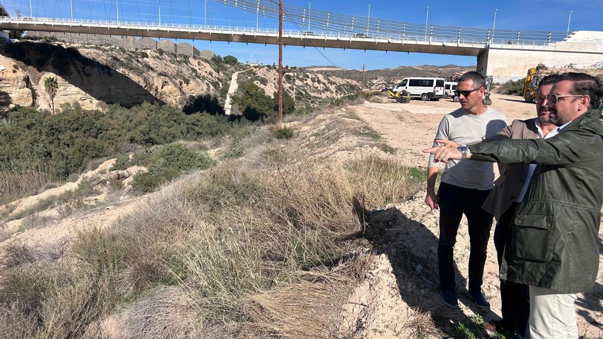 Guilabert y Ruz señalan el lugar desde el cual llegará la conducción y cruzará de un margen a otro del Vinalopó