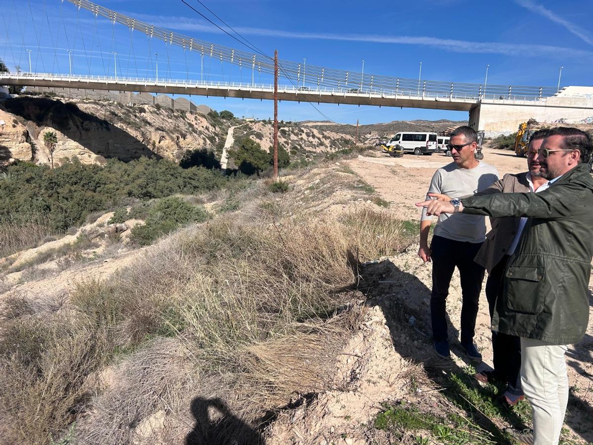 Guilabert y Ruz señalan el lugar desde el cual llegará la conducción y cruzará de un margen a otro del Vinalopó