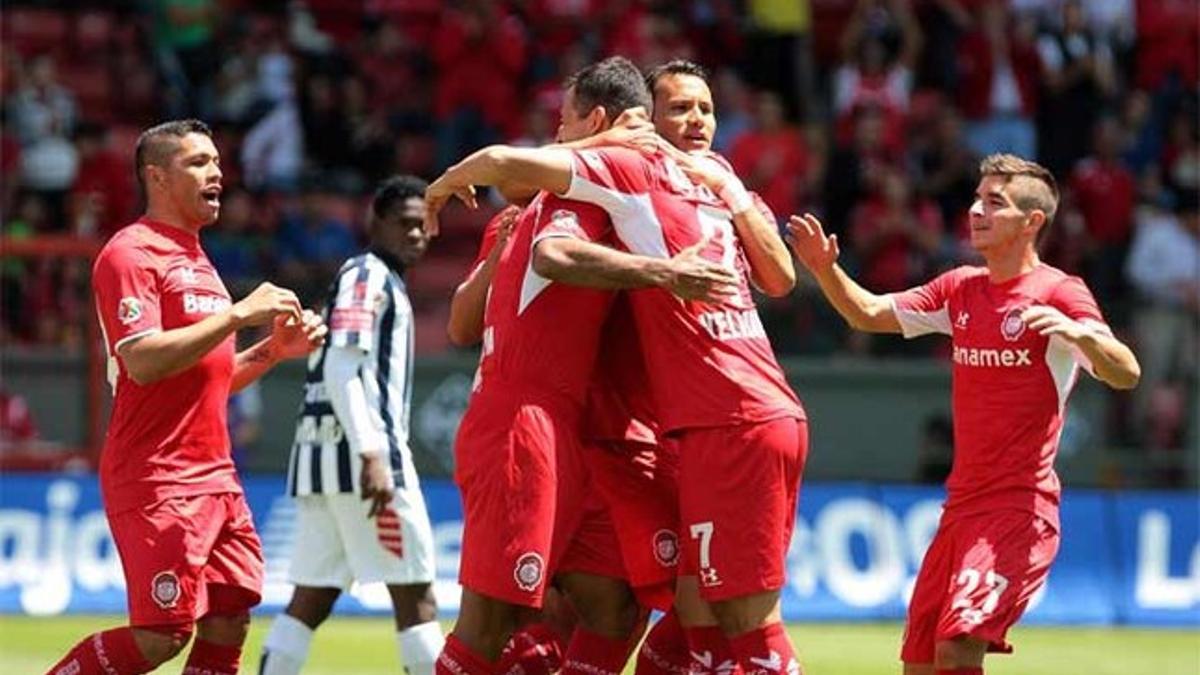 Jugadores del Toluca celebran un gol