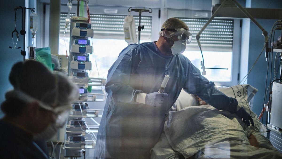 Los sanitarios atienden a un paciente con Covid en un hospital de Tenerife.