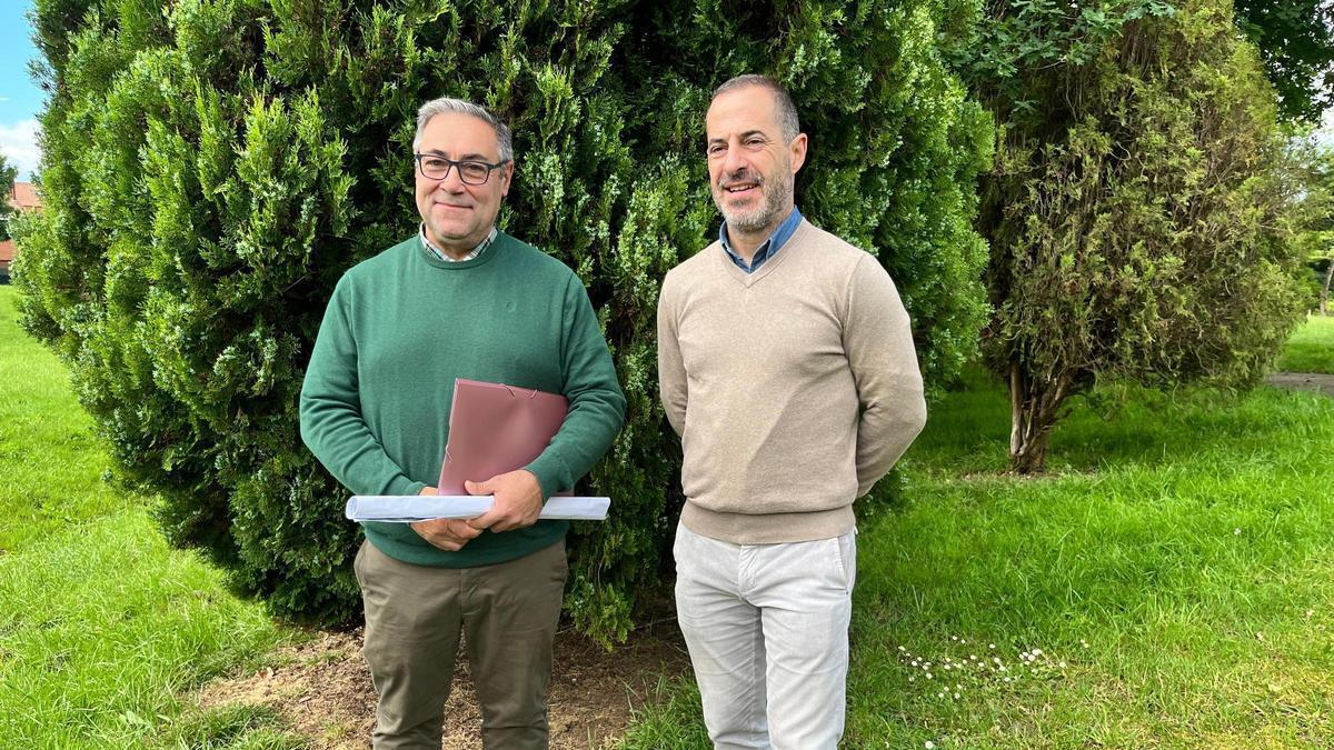 Por la izquierda, el concejal Pergentino Martínez y el alcalde de Siero, Ángel García