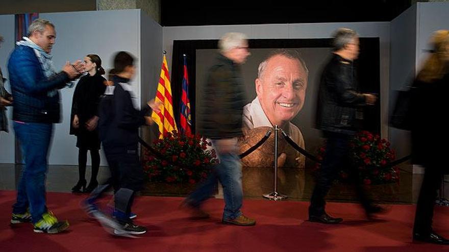 Miles de aficionados homenajean a Cruyff en el Camp Nou