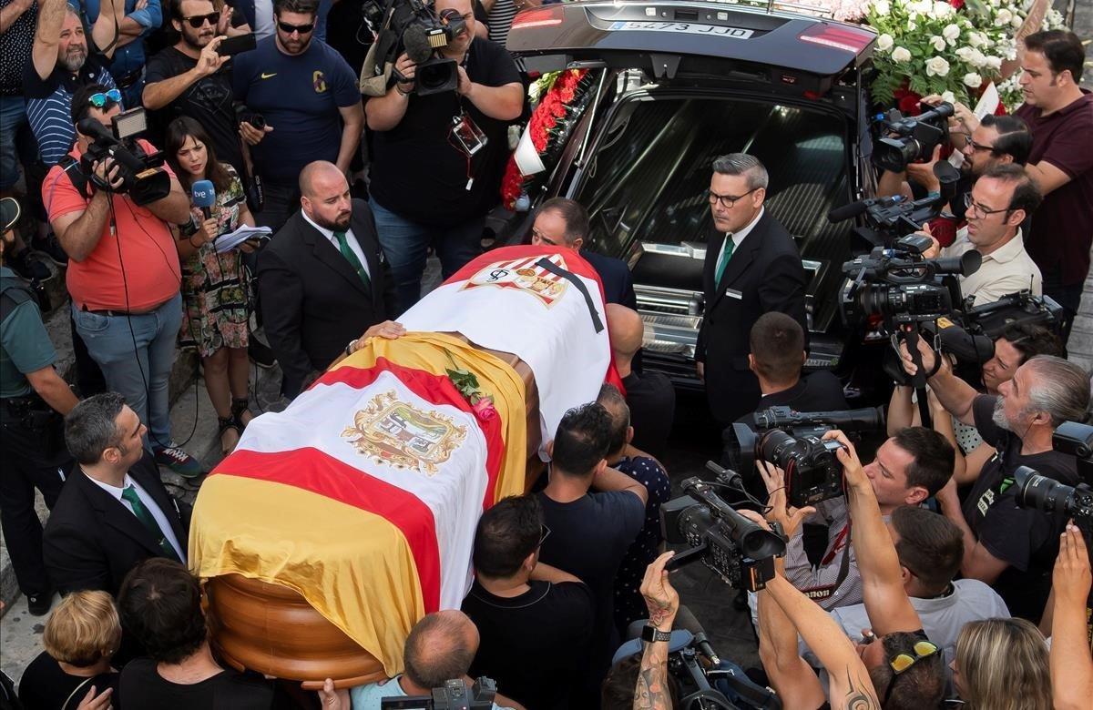 Familiares y amigos portan el féretro con los restos mortales del futbolista José Antonio Reyes, fallecido el sábado en un accidente de tráfico, a la salida de la iglesia de Santa María de la Mesa de Utrera (Sevilla), su localidad natal, al término de la misa de córpore insepulto en un funeral multitudinario.