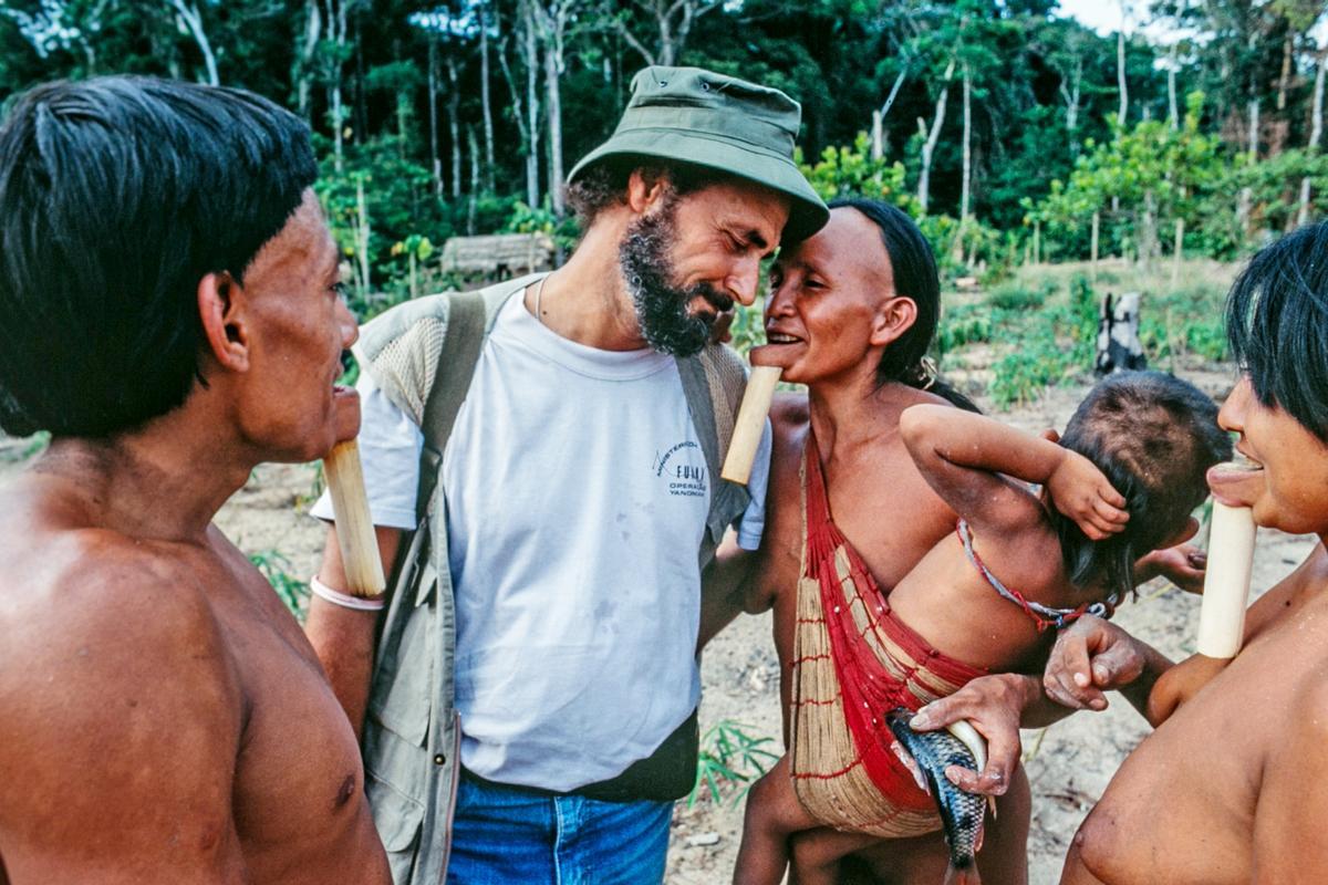 El explorador e indigenista Sydney Possuelo en la Amazonia con indígenas