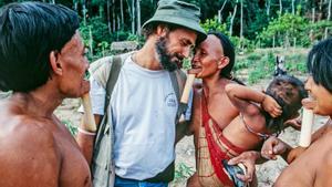 El explorador e indigenista Sydney Possuelo en la Amazonia con indígenas