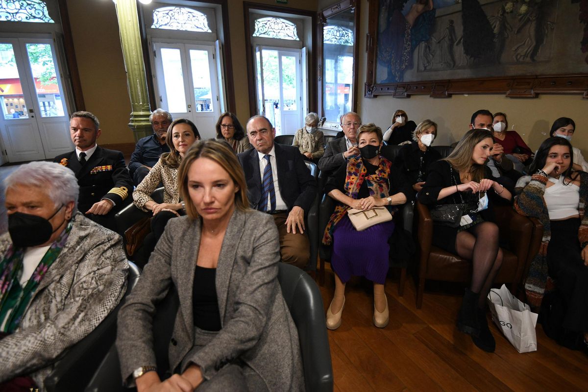 Amalia Lloria, el director de la escuela naval Pedro Cardona, Fernández-Tapias, Teresa Egerique, Ceferino de Blas, Marisa Real y parte de la familia del homrnejeado