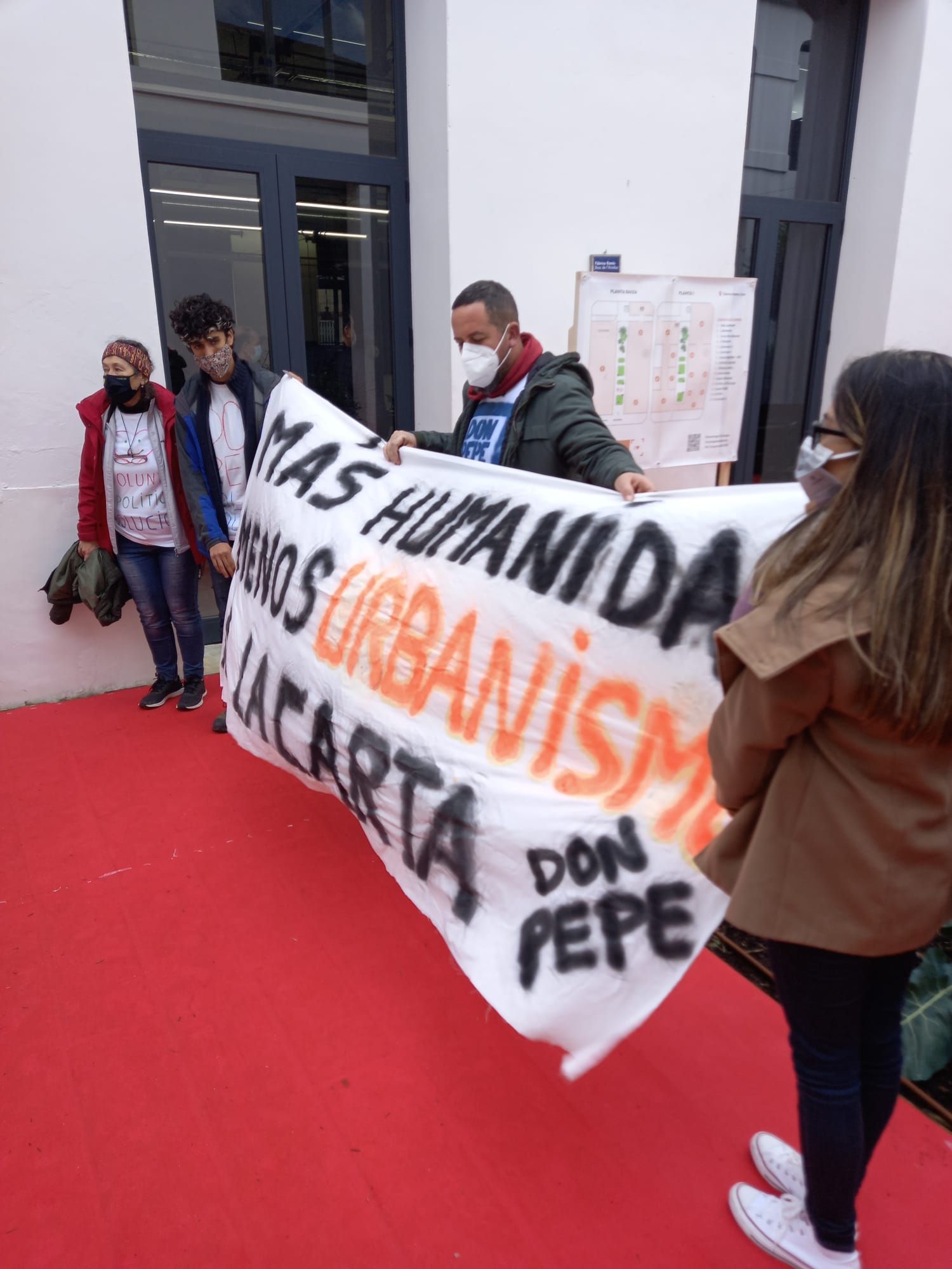 Protesta de los vecinos del Don Pepe en el Congreso del PSIB en Mallorca.