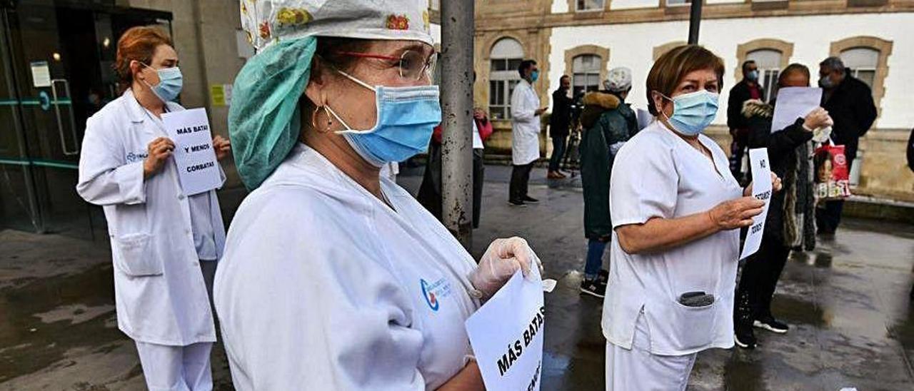 Profesionales en una concentración en el Provincial.