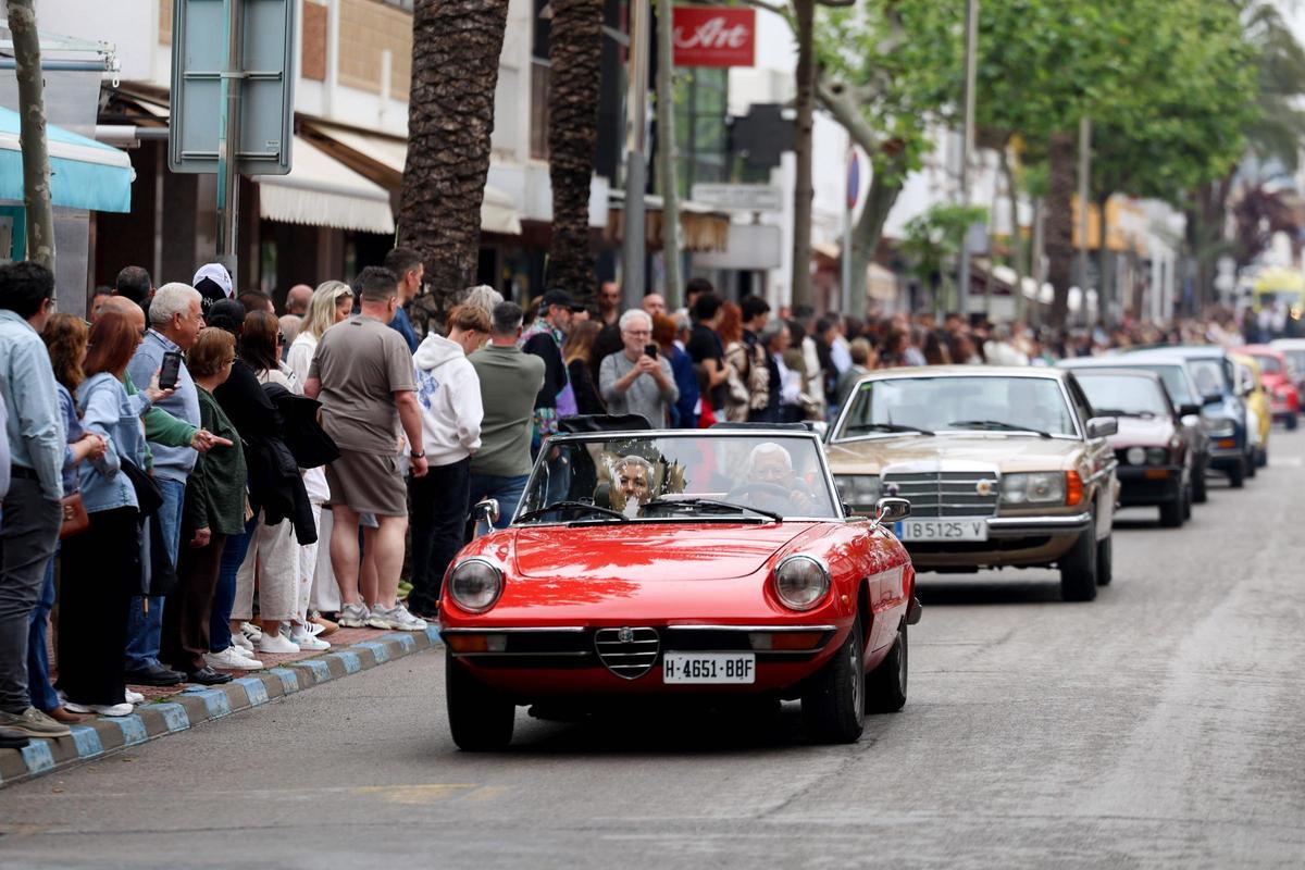 Desfile de coches clásicos