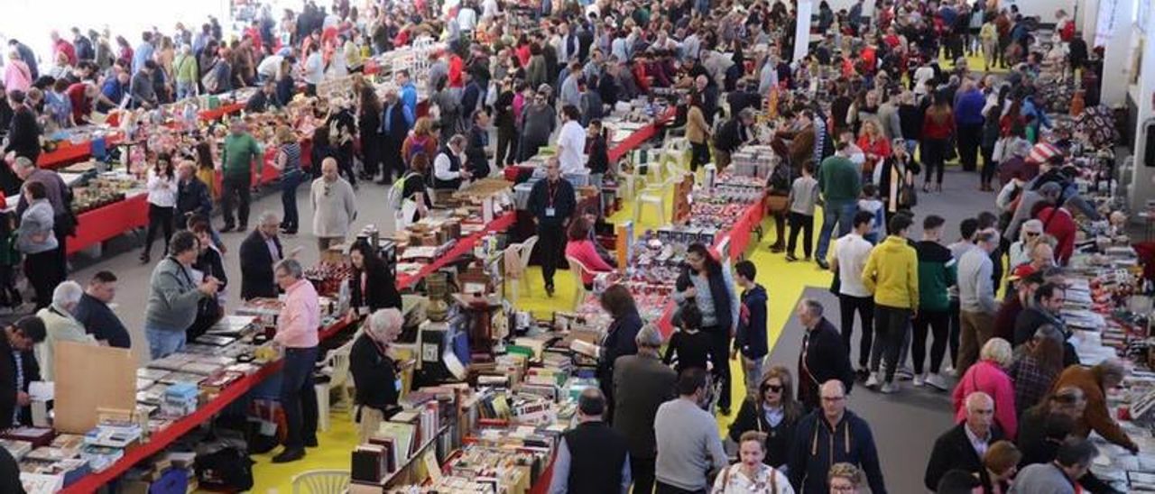 Cientos de personas disfrutan de la feria en su edición anterior.