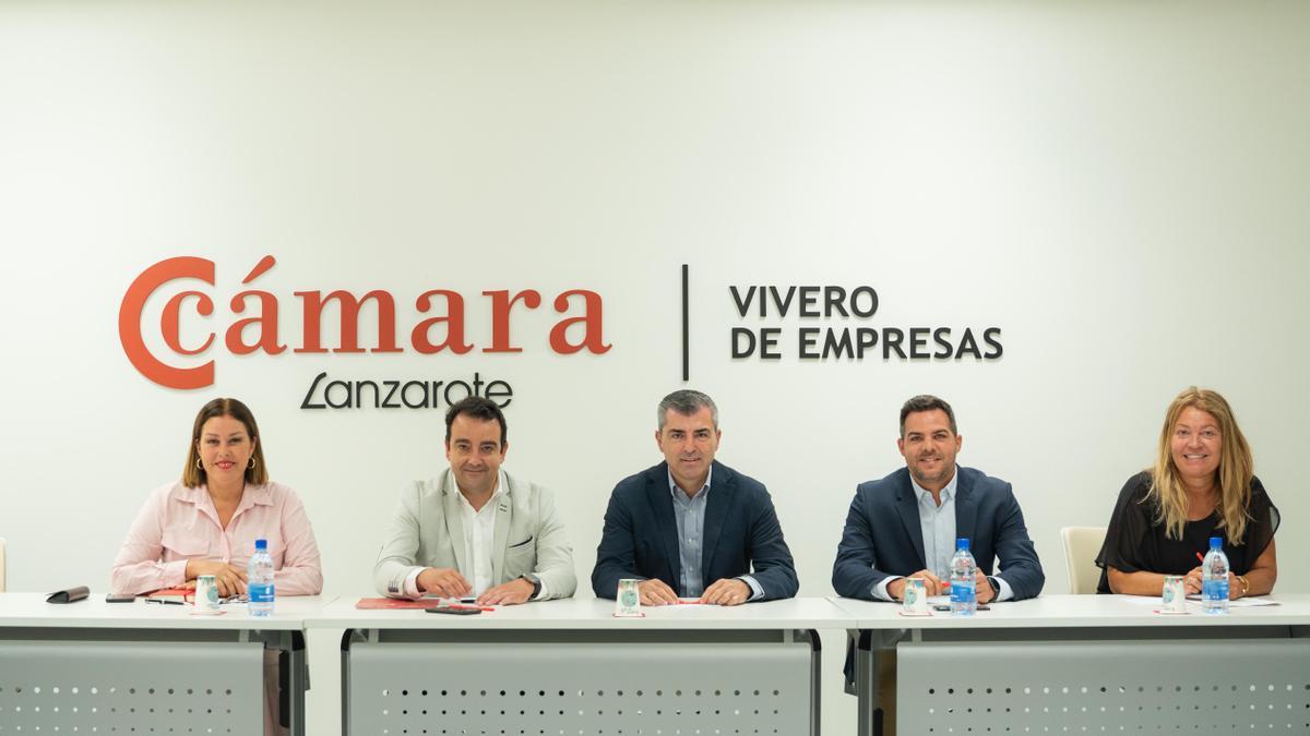 Astrid Pérez (i), José Valle, Manuel Domínguez, Jacobo Medina y Carmen Martinón, hoy, en la Cámara de Comercio de Lanzarote y La Graciosa.