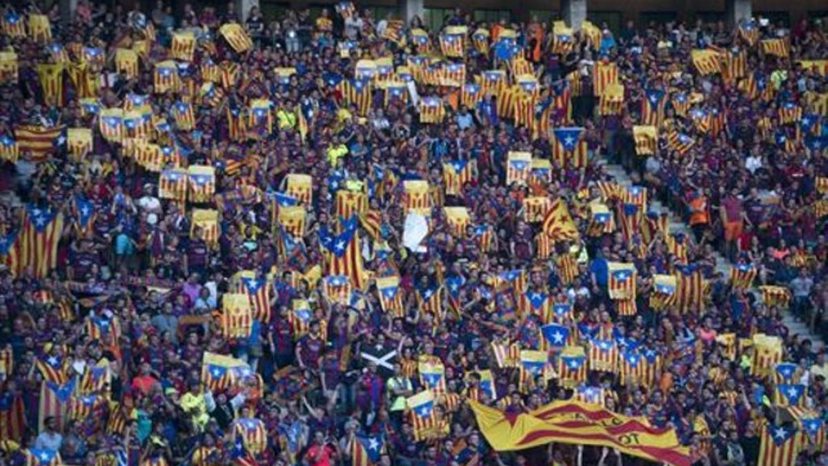 Aficionados del Barça lucen esteladas durante la final de la Champions en el Estadio Olímpico de Berlín.