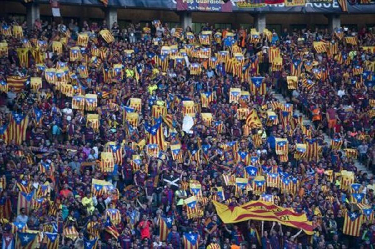 Aficionats del Barça llueixen estelades durant la final de la Champions a l’Estadi Olímpic de Berlín.