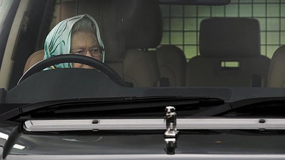 La reina Isabel,  al volante de su todoterreno.