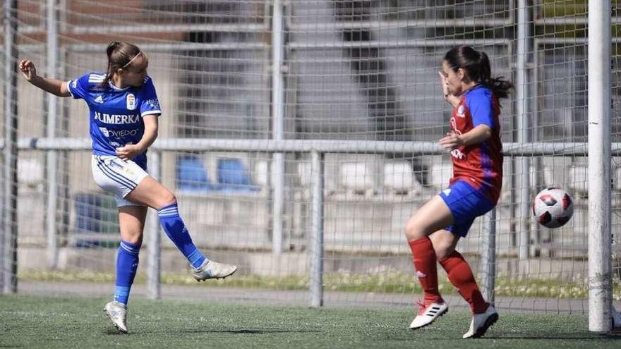 Laura marca el quinto gol del Oviedo contra el Gijón.