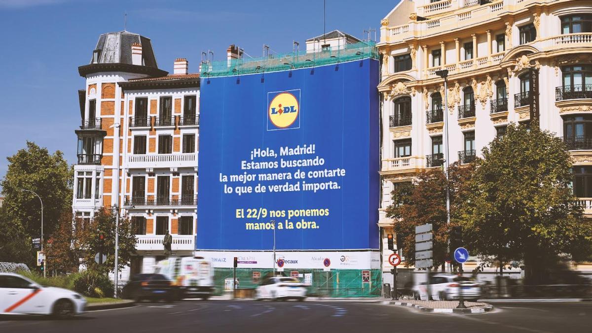 Lona teaser de Lidl en Madrid.