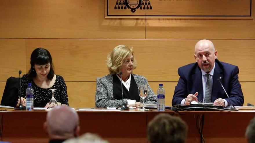 Por la izquierda, Rebeca Fernández, Virginia Álvarez-Buylla y Francisco Borge, en el edificio de Servicios Universitarios.