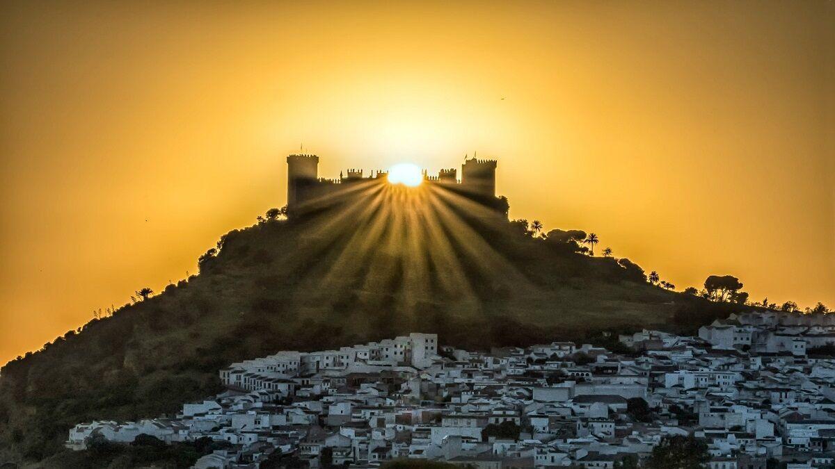 Vista aérea del atardecer sobre el Castillo de Almodóvar.