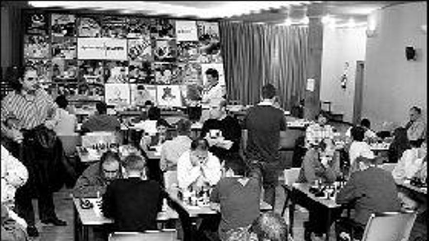 A la izquierda, la sala donde se celebró la competición. A la derecha, dos de los enfrentamientos de la prueba.