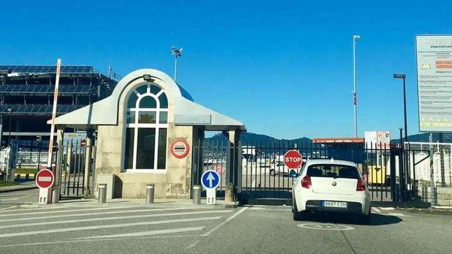 Entrada a la terminal de vehículos de Bouzas. // FdV