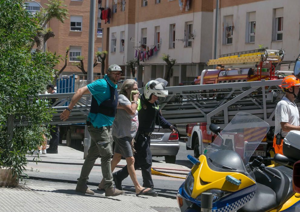 Rescatan a 8 personas en un inmueble del barrio Virgen del Carmen por un fuego iniciado en el soportal