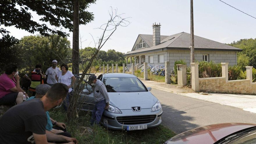 Vecinos del finado, con su vivienda al fondo de la imagen. | // BERNABÉ/JAVIER LALÍN