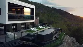Así es la casa de Joaquín Ganga en Murcia mostrada por Nil Ojeda: dos piscinas, cine y figuras de coleccionismo
