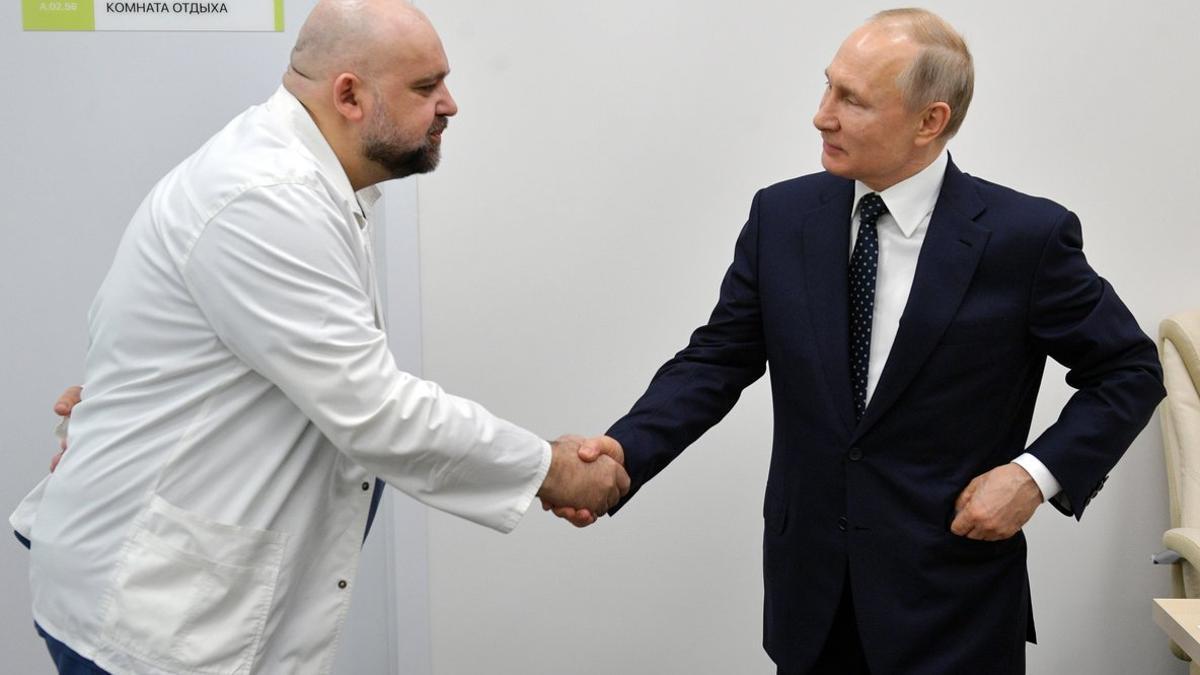 El director del hospital para coronavirus de Moscú, positivo tras recibir a Putin