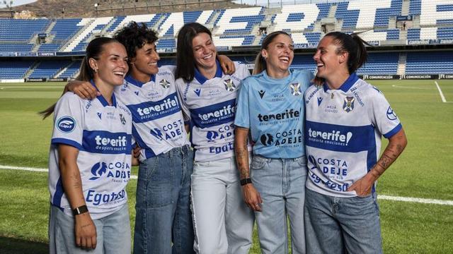 Las futbolistas blanquiazules posan con la primera equipación del Costa Adeje para la 26/27.