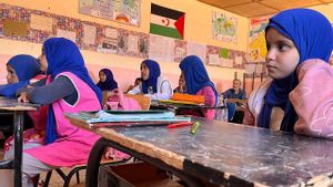 Alumnas en un aula del colegio de Auserd.