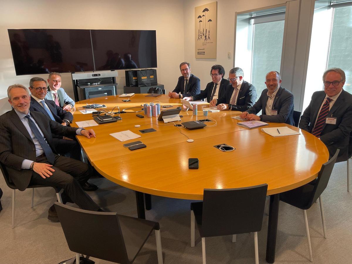 Un moment de la reunió entre Marc Aloy i Miquel Sàmper i alts directius de Pirelli